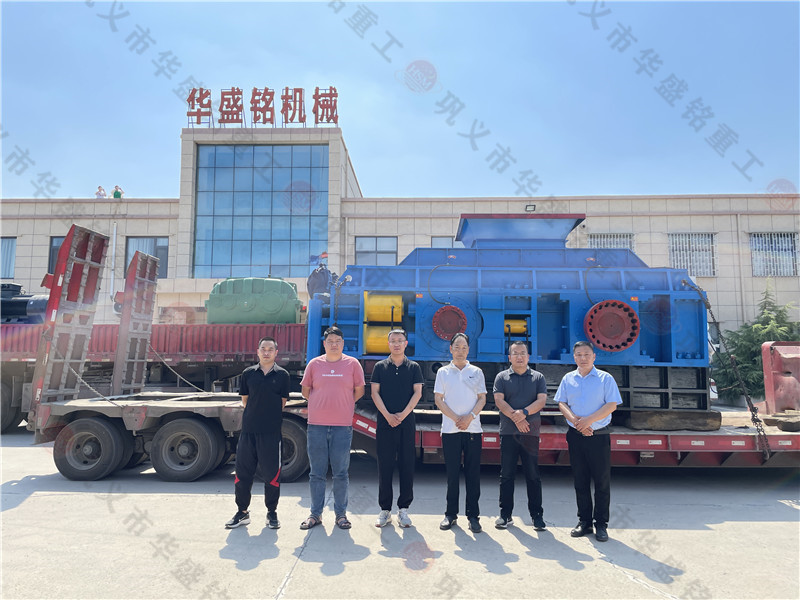 2PGY2000x1200大型全自動(dòng)液壓對(duì)輥破碎機(jī)發(fā)往鉬都--洛陽欒川